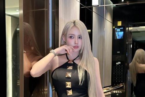 Tạo dáng trong thang máy, nữ DJ Việt vẫn gợi cảm ngút ngàn