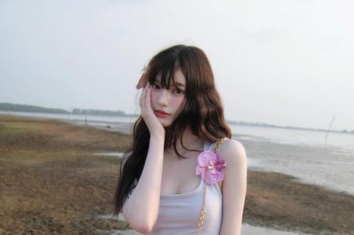 Bạn gái tiền đạo chủ lực tuyển Thái Lan khoe dáng nuột bên biển