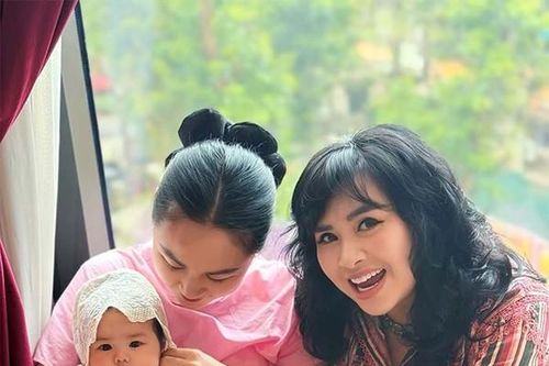 Ca sĩ Thanh Lam khoe cháu ngoại xinh như búp bê