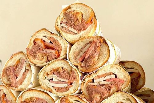 Hội chị em rủ nhau 'xách tay' bánh mì đắt nhất TP.HCM