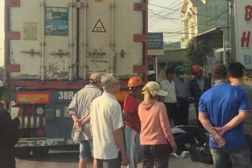 Đâm vào đuôi xe container, nam thanh niên tử vong tại chỗ