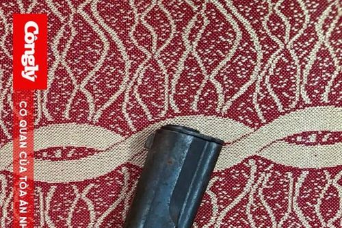 Người dân giao nộp súng cùng nhiều viên đạn