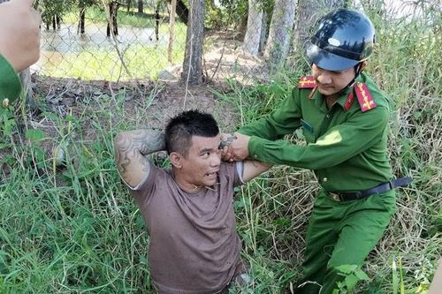 Đôi nam nữ trộm cắp tài sản rồi chui vào bụi cỏ để trốn công an
