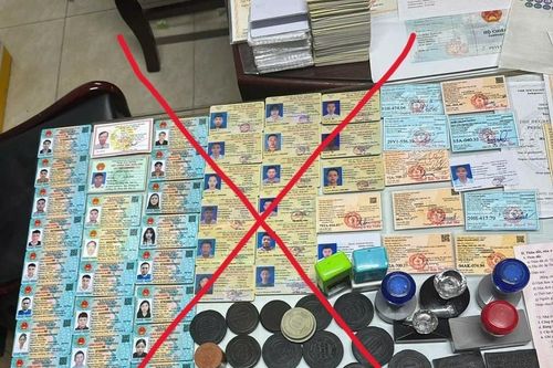 Phá đường dây làm giả bằng lái xe, căn cước công dân giống 'hàng thật' 99,9%
