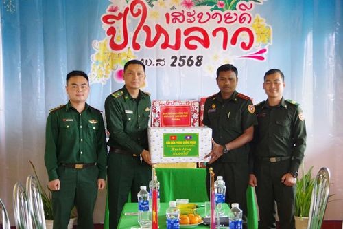 Thăm, tặng quà cho lực lượng bảo vệ biên giới và người dân bản Sê Sáp
