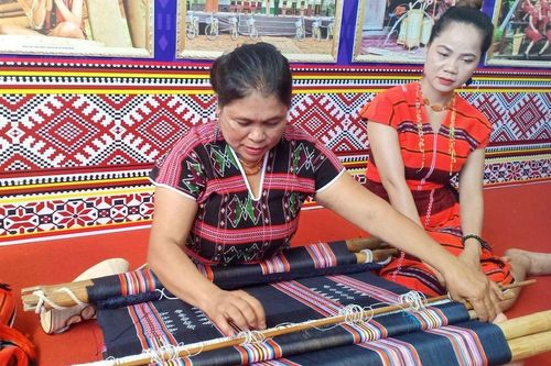 Nghề dệt Zèng giúp đồng bào dân tộc thiểu số vùng cao A Lưới thoát cảnh nghèo khó