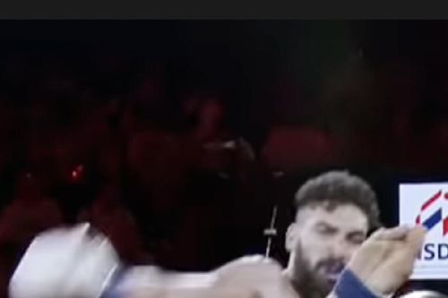 Tự ngã lộn cổ trên võ đài, võ sĩ Muay Thái bất ngờ thua knock-out