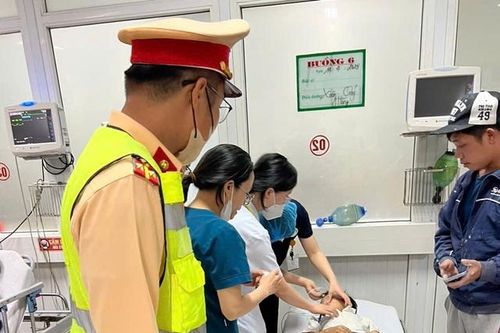 CSGT Nghệ An dẫn đường khẩn cấp đưa cháu bé nguy kịch đến bệnh viện