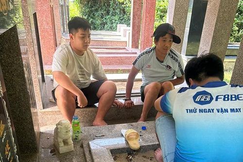 Vào nghĩa địa 'lên tiên'