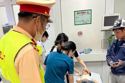 CSGT Nghệ An mở đường đưa cháu bé nguy kịch đi cấp cứu