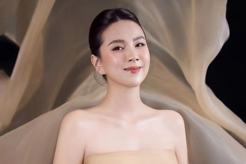 Nhan sắc MC Mai Ngọc gây chú ý, Sơn Tùng M-TP đeo túi hiệu đi thăm bảo tàng