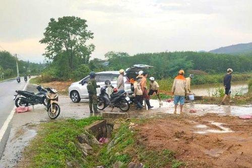 Bị sét đánh trúng khi trú mưa, 7 người thương vong