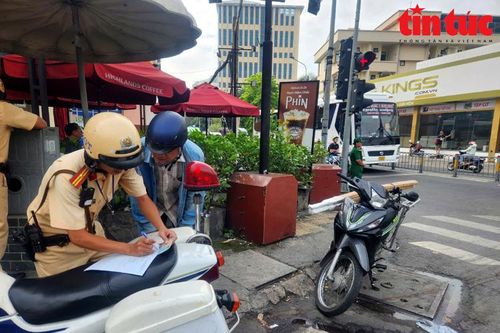 TP Hồ Chí Minh: Xử phạt hơn 2.000 trường hợp vượt đèn đỏ và chạy xe trên vỉa hè
