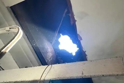 Vật thể bí ẩn từ trên trời rơi xuống, gây nổ tại cửa hàng ô tô ở New Jersey