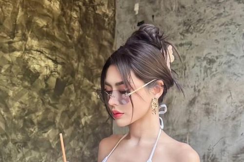 Hoa hậu mới đăng quang đã chăm mặc hở, khoe vẻ 'căng tràn'