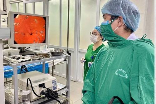 Tự giải cứu nghẹn họng, ai ngờ nuốt luôn bàn chải đánh răng dài 17cm vào thực quản