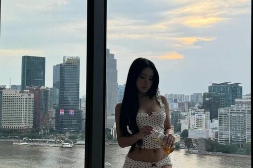 Tiktoker Xuân Ca diện đồ ngủ nhỏ xíu khoe dáng bên 'view triệu đô'