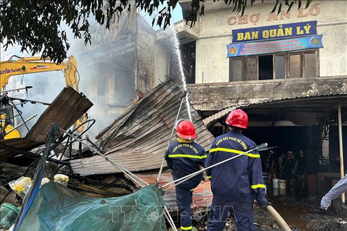 Đã cơ bản khống chế được đám cháy ở chợ An Lỗ (Huế)