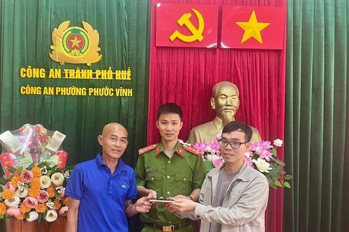 Nhặt được điện thoại trả về chủ cũ