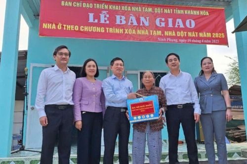 Phó Thủ tướng Hồ Đức Phớc dự lễ bàn giao nhà cho 2 hộ dân ở thị xã Ninh Hòa