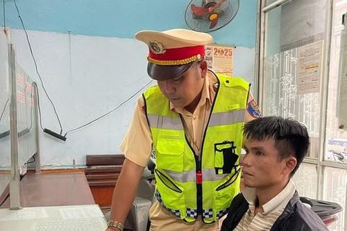 Thanh niên 'phớt lờ' hiệu lệnh của CSGT, qua test nhanh dương tính ma túy