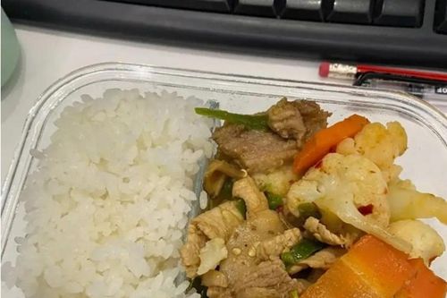 Mang cơm đi làm, hãy tránh 4 loại thực phẩm để qua đêm này