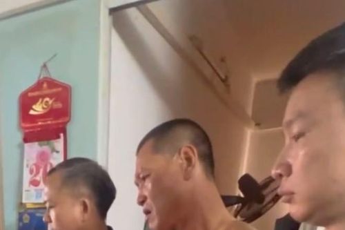Khống chế đối tượng đâm người rồi cố thủ hơn 1 tiếng đồng hồ trong căn hộ chung cư Đặng Xá