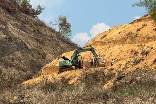 Người đàn ông bị máy múc cán tử vong