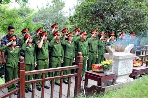 Tri ân các Anh hùng liệt sĩ và viếng mộ Đại tướng Võ Nguyên Giáp