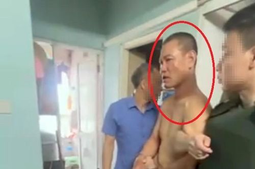 Người đàn ông dùng dao đâm người khác rồi cố thủ trong chung cư