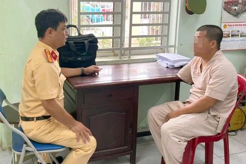 Phạt tiền và tịch thu xe máy thanh niên một tay lạng lách trên đường