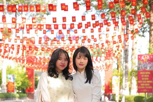 Giới trẻ háo hức 'check-in' đường cờ thanh niên tại Định Quán