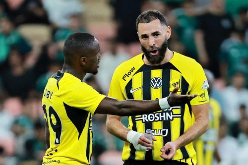 Benzema khiến Ronaldo tan mộng vô địch
