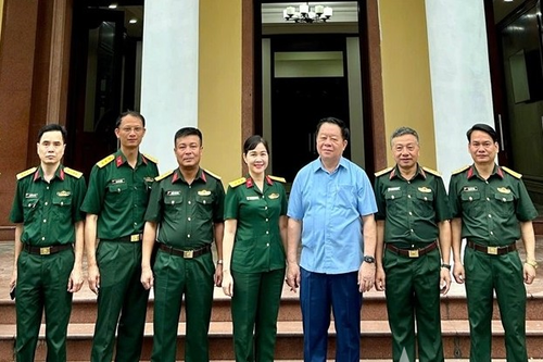 Lãnh đạo Tổng cục Chính trị Quân đội nhân dân Việt Nam thăm, tặng quà đồng chí Nguyễn Trọng Nghĩa