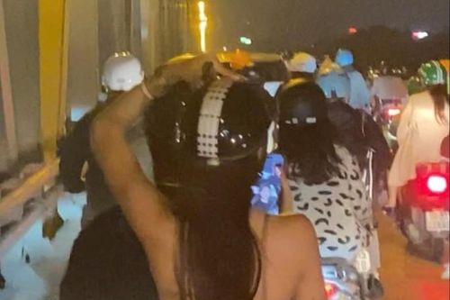 Louis Phạm ngồi xe máy diện áo hở bạo, netizen soi kĩ điều này
