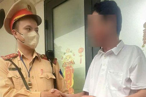 Đại úy CSGT trao trả 5 chỉ vàng và hơn 16 triệu đồng cho người đánh rơi