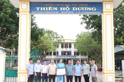 Phó Chủ tịch Quốc hội Lê Minh Hoan thăm cô giáo Nguyễn Thị Minh Tâm