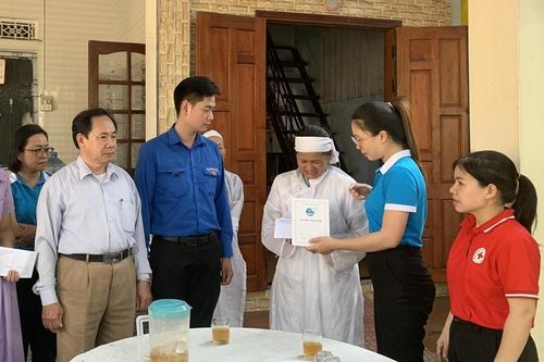 Thăm hỏi gia đình hội viên có người thân mất do đuối nước