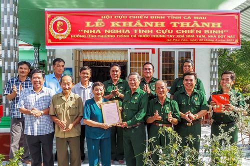 Bàn giao nhà 'Nghĩa tình Cựu chiến binh'