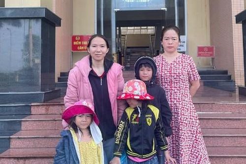 Tìm thấy cháu bé đi lạc trên đường về quê cùng mẹ
