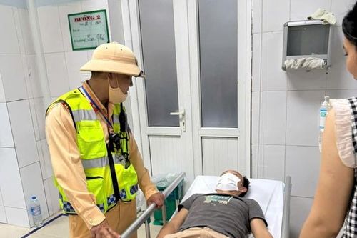 Cảnh sát mở đường đưa bệnh nhân nguy kịch đến bệnh viện cấp cứu