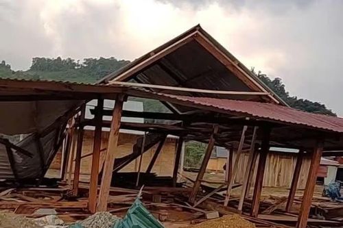 Dông lốc khiến 4 ngôi nhà bị đổ sập