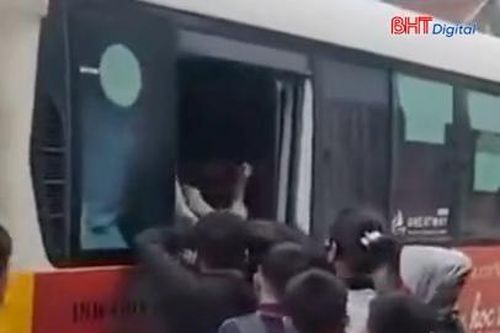 Học sinh chen chúc lên xe buýt đang chạy ở Hương Khê