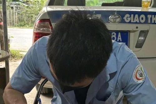 Phạt tài xế xe buýt vừa chạy vừa đón, trả khách