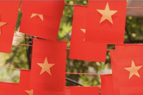 Sắc đỏ cờ Tổ quốc tràn ngập muôn nơi chào mừng đại lễ 30/4
