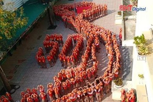 Xếp hình bản đồ Việt Nam hướng về đại lễ 30/4