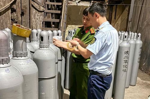 Tạm giữ hơn 3 tấn khí nghi là 'khí cười' chưa rõ nguồn gốc