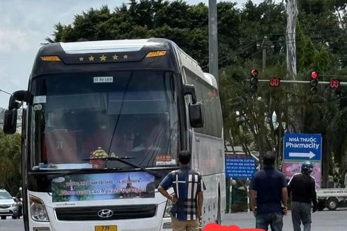 Đi bộ qua đường, người phụ nữ bị ô tô khách tông tử vong