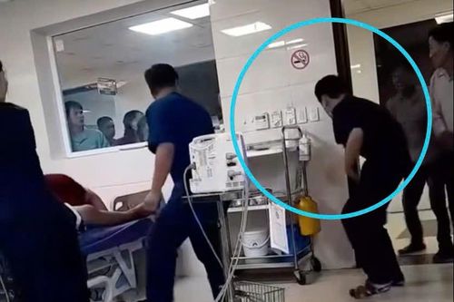 Bác sĩ cấp cứu thành công dù bị người nhà bệnh nhân gào chửi, đấm đạp