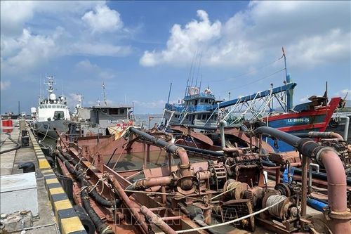 Cảnh sát biển tạm giữ 2 tàu vận chuyển dầu và cát không rõ nguồn gốc